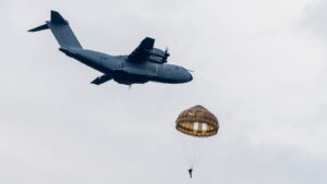 Parachutist tijdens Massdrops Airborne Luchtlandingen Herdenking Ginkelse Heide Ede