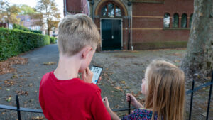 Veluwe met kinderen reporters bij de Noorderkerk Ede.