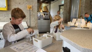 Proefjes in het Waterlab Nederlands Watermuseum