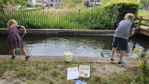 Kinderen spelen bij de Waterspeelplaats naast het Nederlands Watermuseum Arnhem