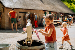 Kinderen ontdekken het Kindererf in het Openluchtmuseum