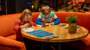 Veluwe met kinderen reporters eten bij @ The Park Bospark Ede