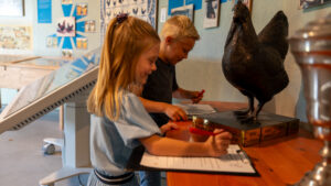 Kinderen doen speurtocht in het Pluimveemuseum Barneveld