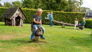 Kinderen spelen in de Hoendertuin bij het Pluimveemuseum Barneveld