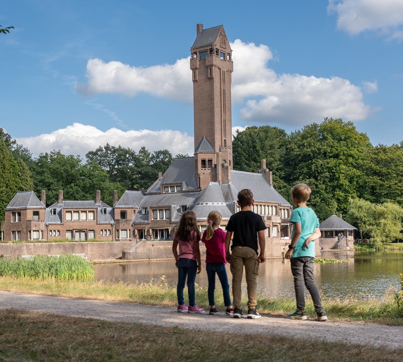 Jachthuis Sint Hubertus met kinderen- Nationale Park De Hoge Veluwe 