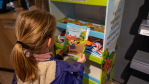 Veluwe met kinderen reporter bij Vinnie de Vos Merchandise in parkwinkel