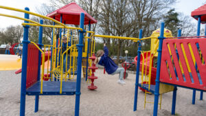 Spelen in een van de speeltuinen bij Ackersate