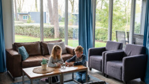 Veluwe met kinderen reporters spelen in de vakantiewoning Ackersate