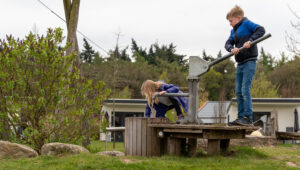 Veluwe met kinderen reporters spelen in de speeltuin bij Vakantiepark Ackersate